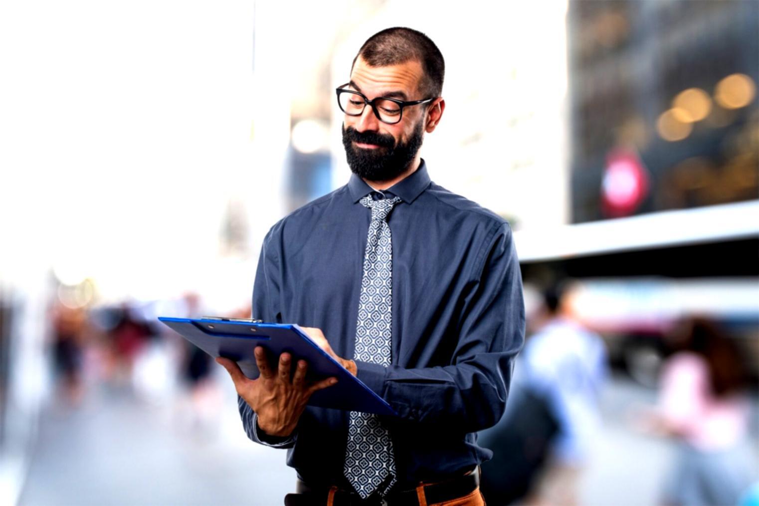 Person bei der Finanzplanung mit Unterlagen und Taschenrechner